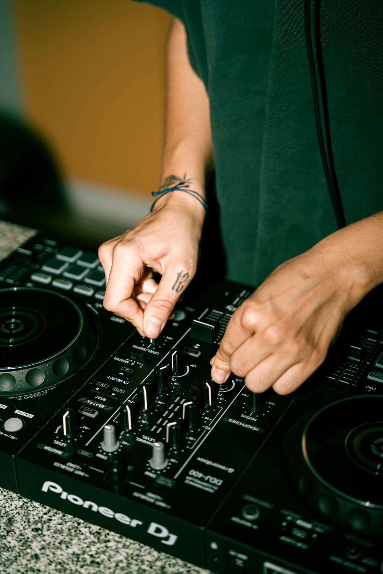 Manos mezclando en un controlador Pioneer