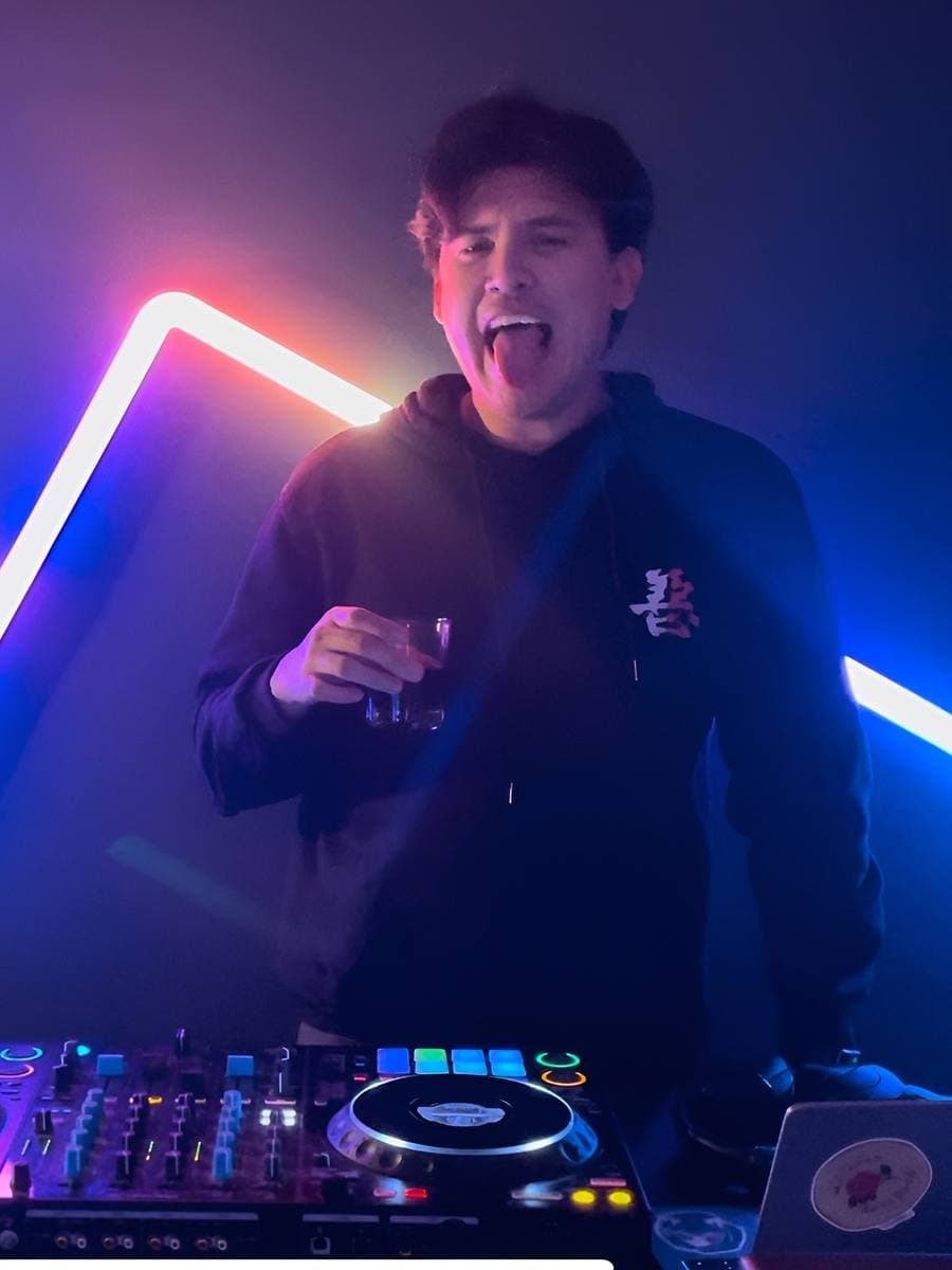 DJ de ZONT tocando bajo luces neón